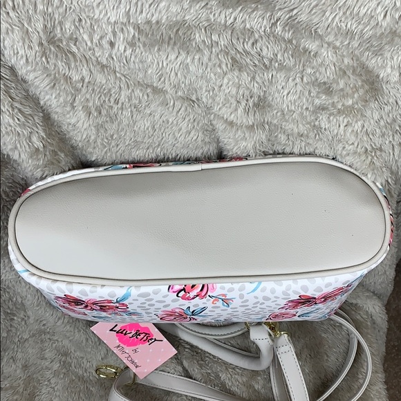 NWT. Betsey Johnson floral satchel crossbody. - Picture 6 of 8